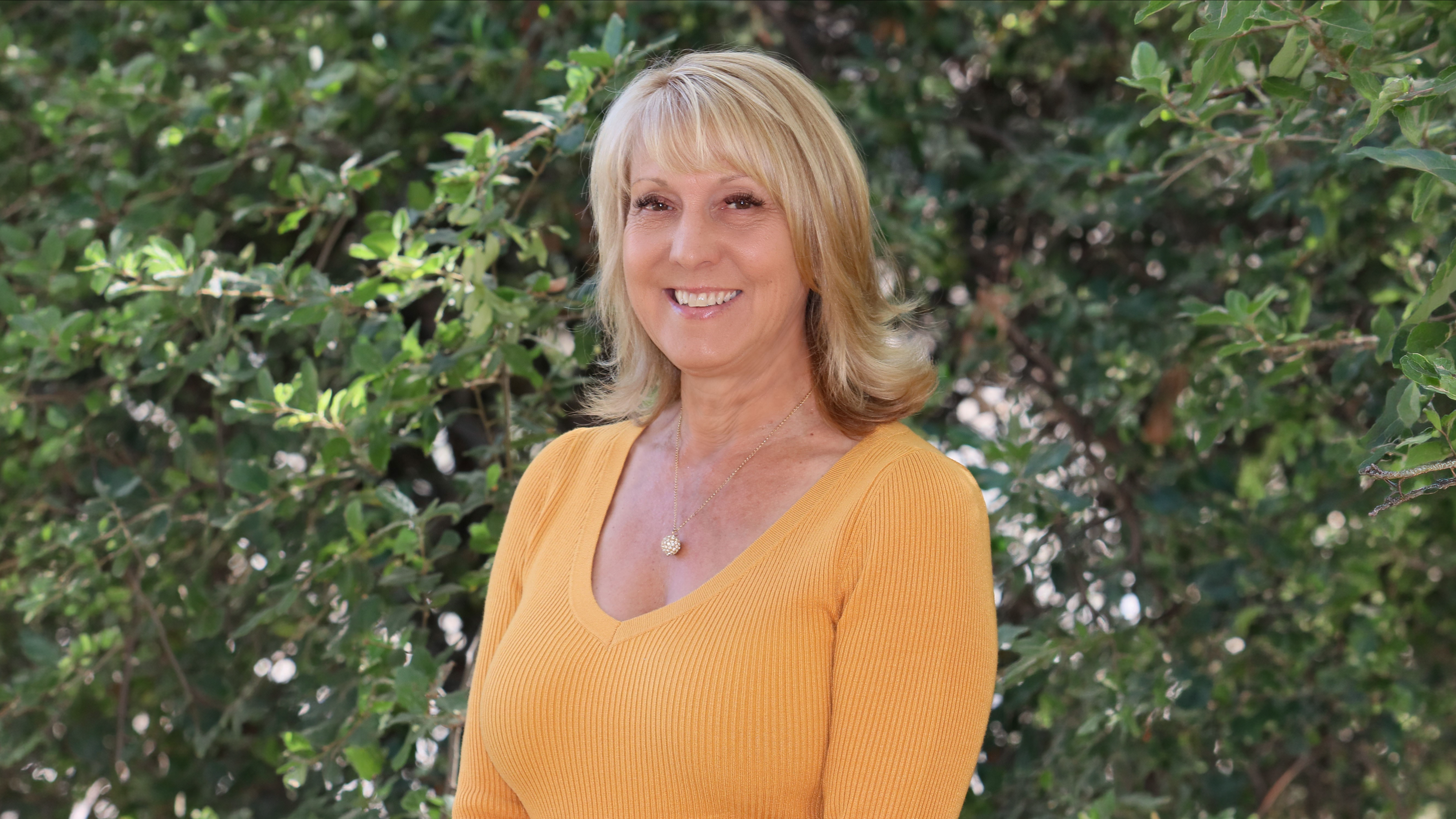 Melanie Richardson Headshot - extended background